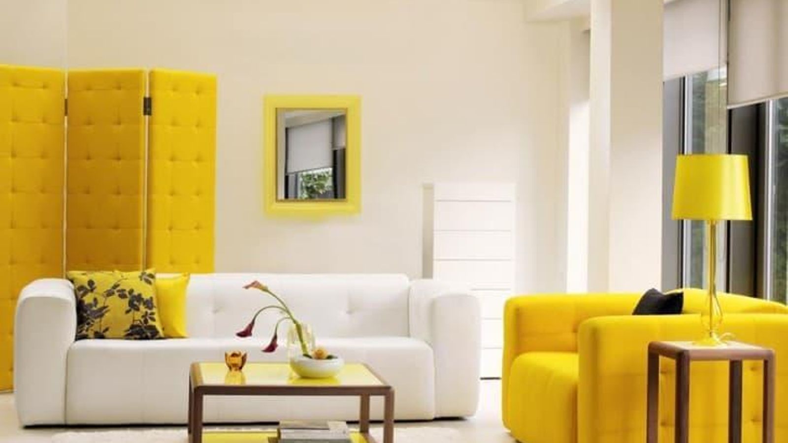 Salón con un toque de color en amarillo.