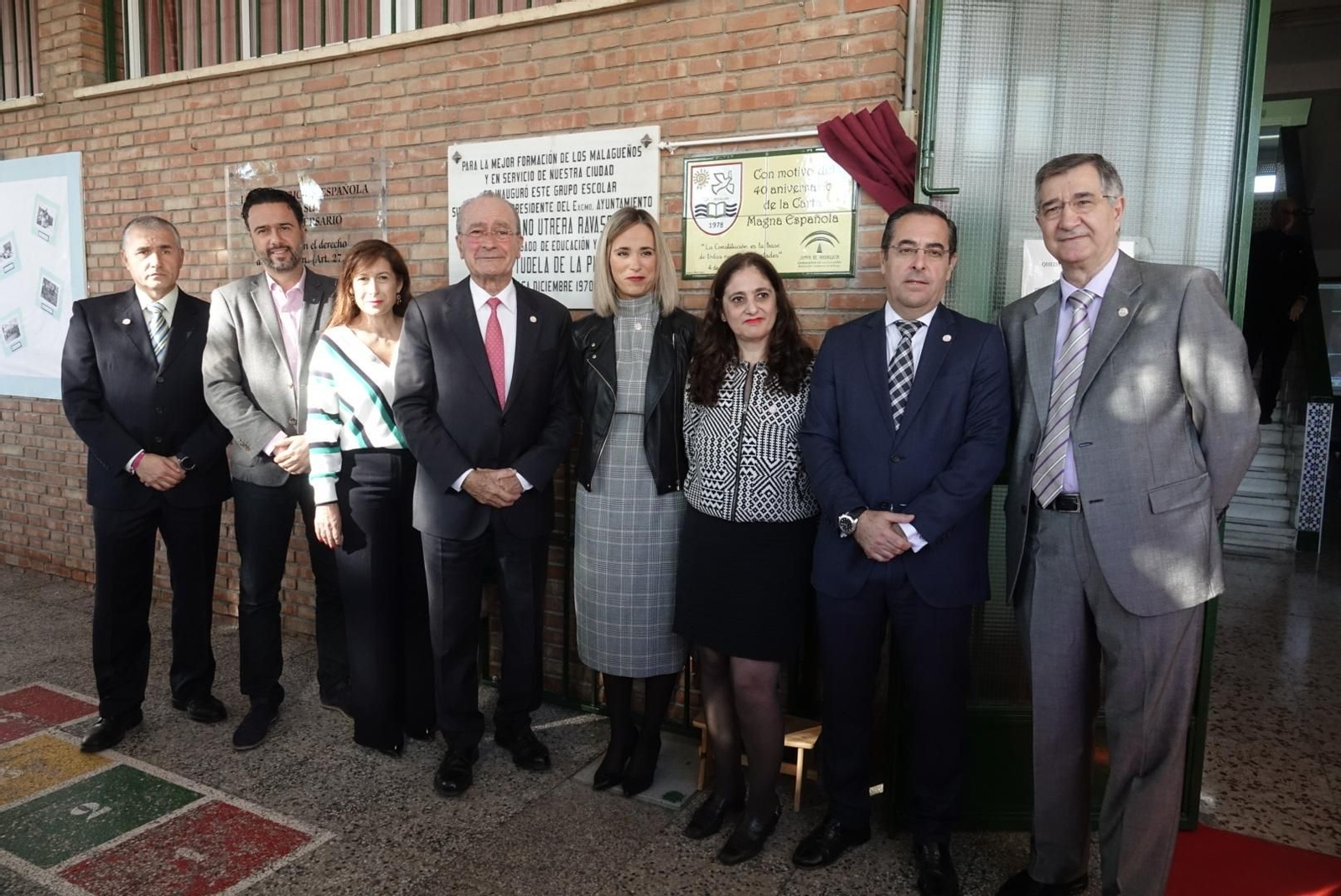Las autoridades, junto a la placa estrenada ayer en el centro.