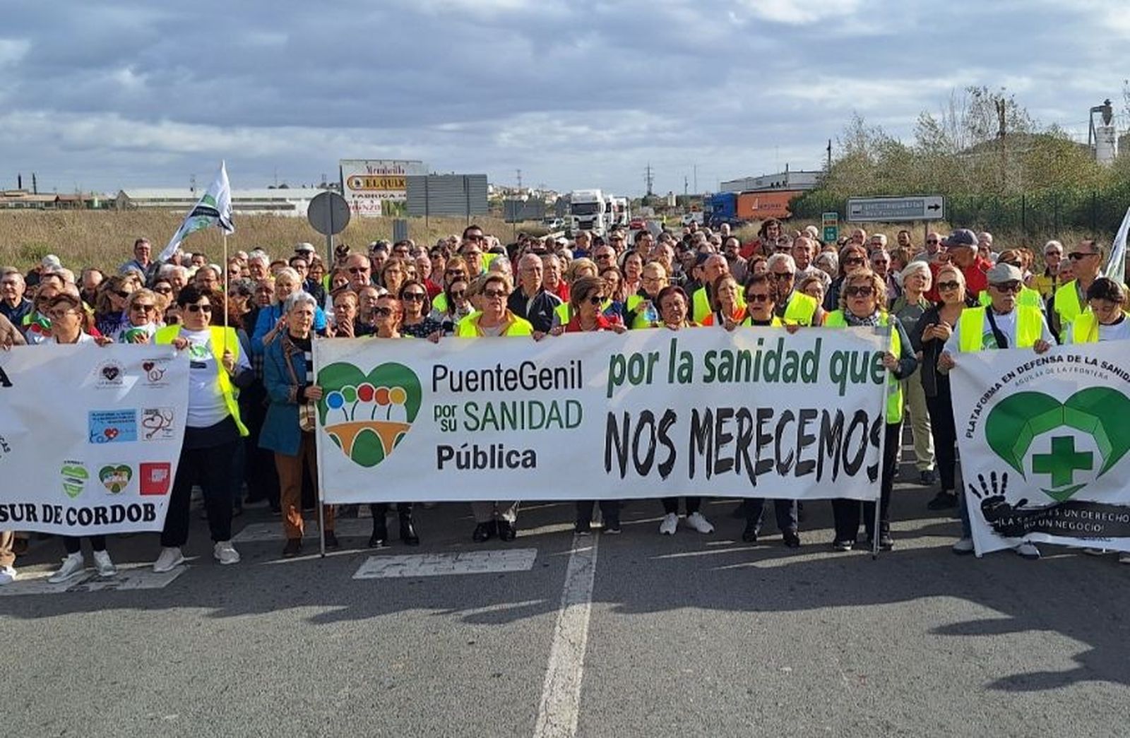 Una concentración de la plataforma sanitaria Puente Genil por su Sanidad Pública.