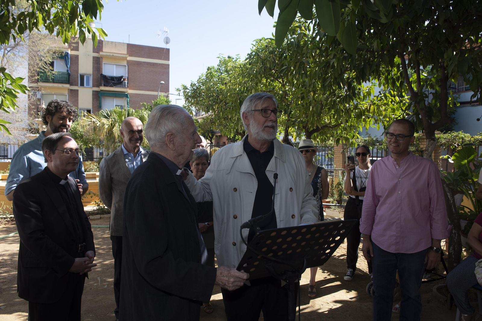 Las imágenes de la inauguración de los jardines del párroco D. Pedro Ybarra