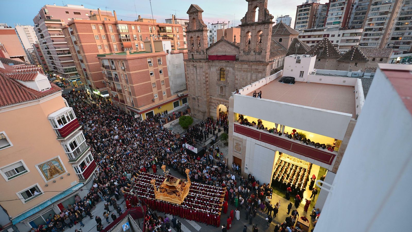 Multitudinaria salida de Nuestro Padre Jesús de la Misericordia.