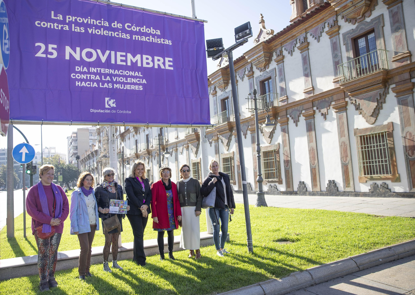 Responsables institucionales y de la Plataforma Cordobesa contra la Violencia a las Mujeres, en la presentación de la campaña. Responsables institucionales y de la Plataforma Cordobesa contra la Violencia a las Mujeres, en la presentación de la campaña.