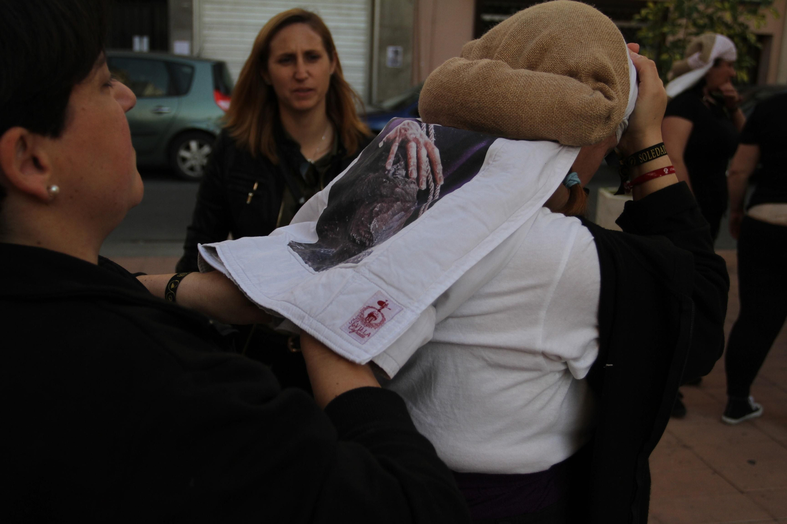 El ensayo de la cuadrilla de mujeres de la Hermandad del Santo Entierro, en imágenes