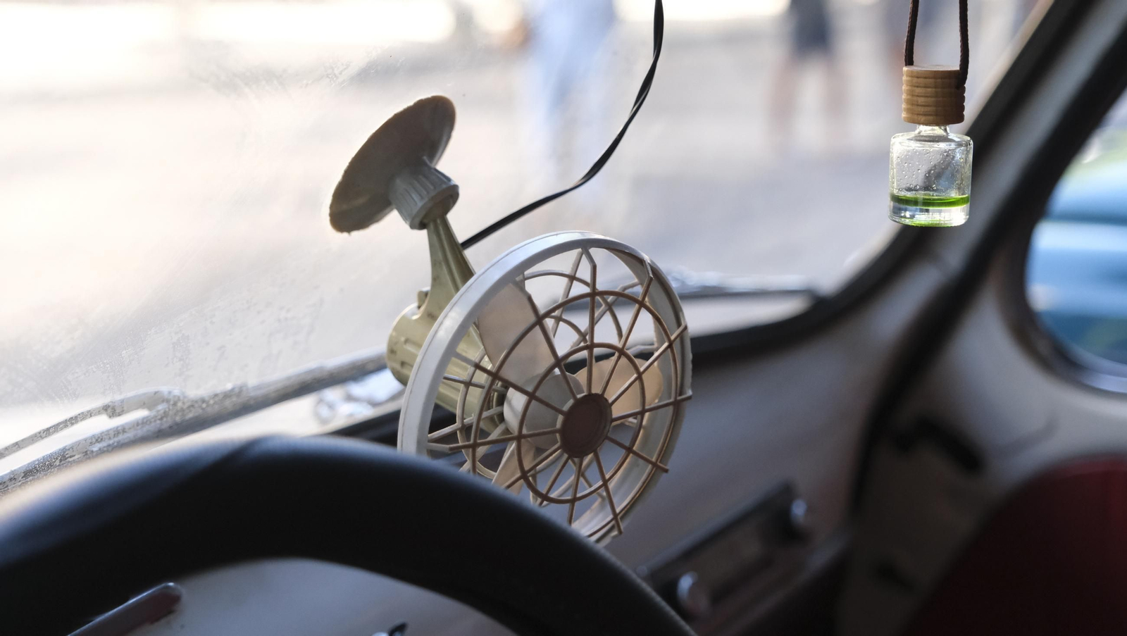 La exposición de Seat 600 y Mini Cooper en la Feria de Almería, en imágenes