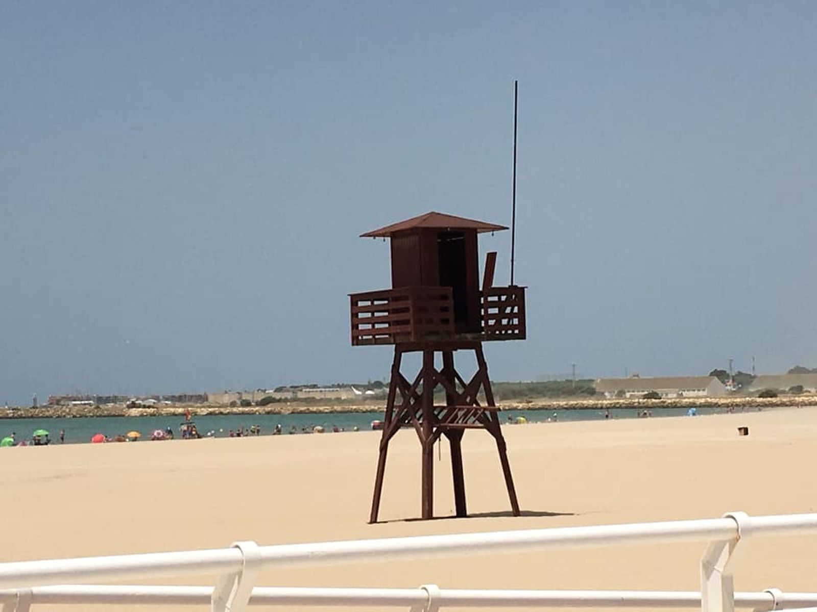 La torreta de Valdelagrana, sin socorrista en una imagen de este verano.