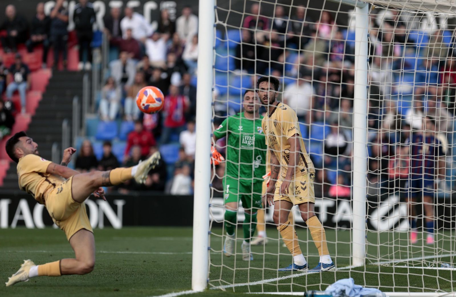 Búscate en las gradas en el Eldense-Málaga CF