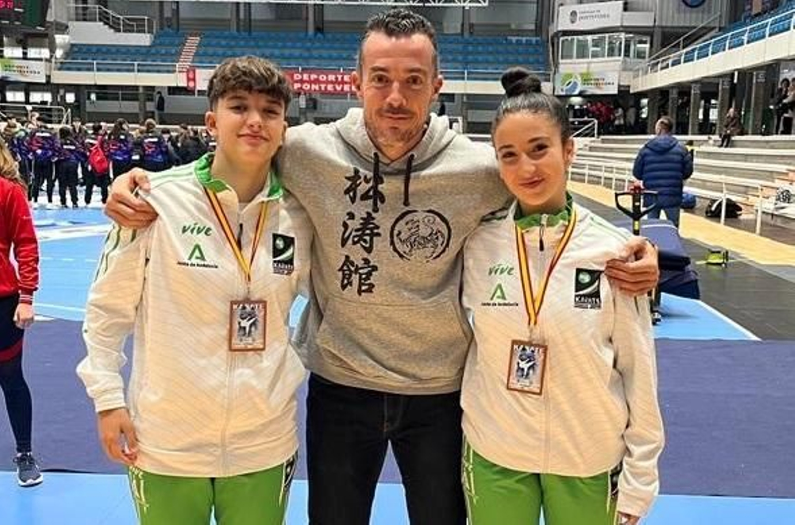 Sergio Pérez Salazar, técnico del Dakentai Jerez, junto a Sofía Salgado y Paula Cintas.