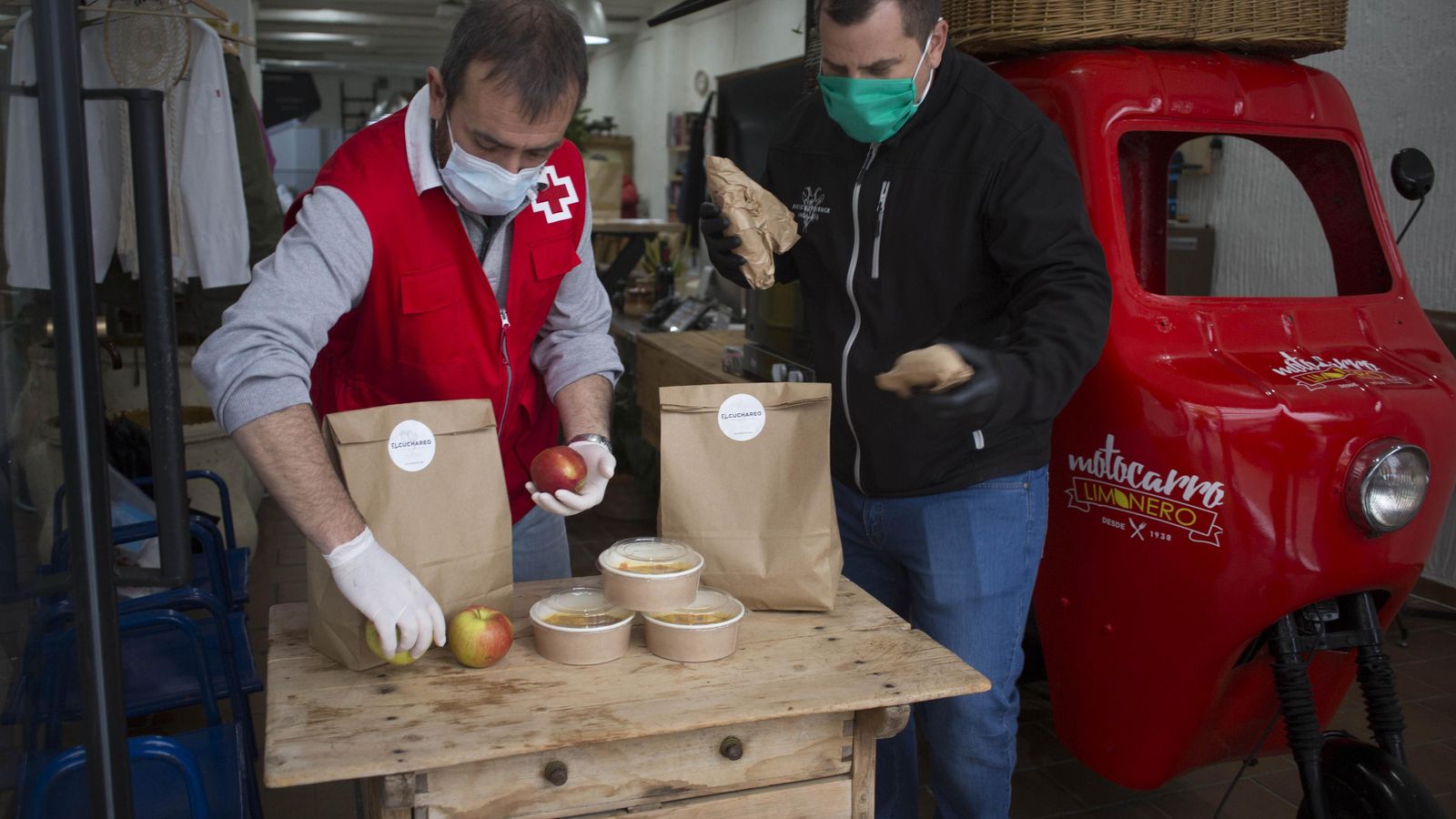 Voluntarios de Cruz Roja y El Golimbreo muestran la comida preparada
