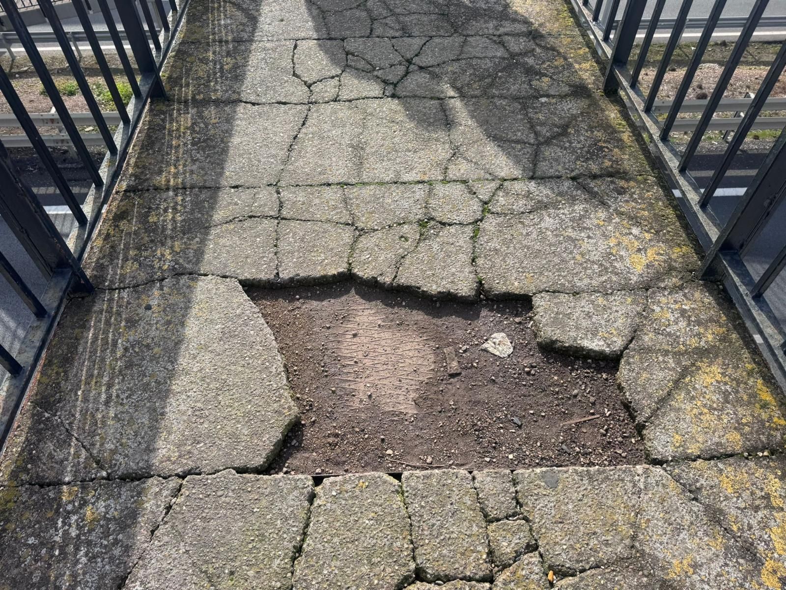 El estado del pavimento de la pasarela sobre la A-92 en Torreblanca.