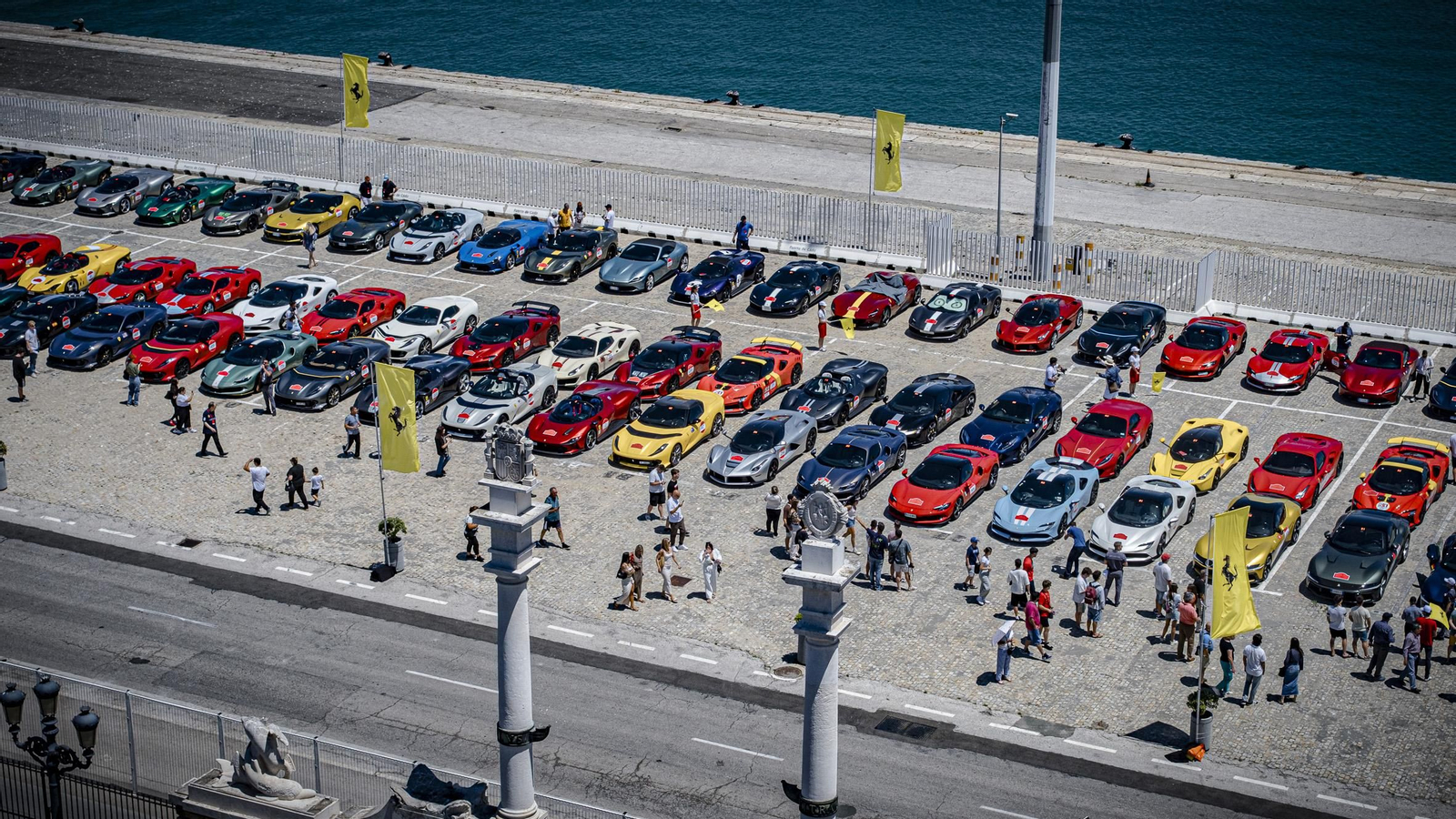 Las imágenes de la concentración de coches Ferrari en Cádiz