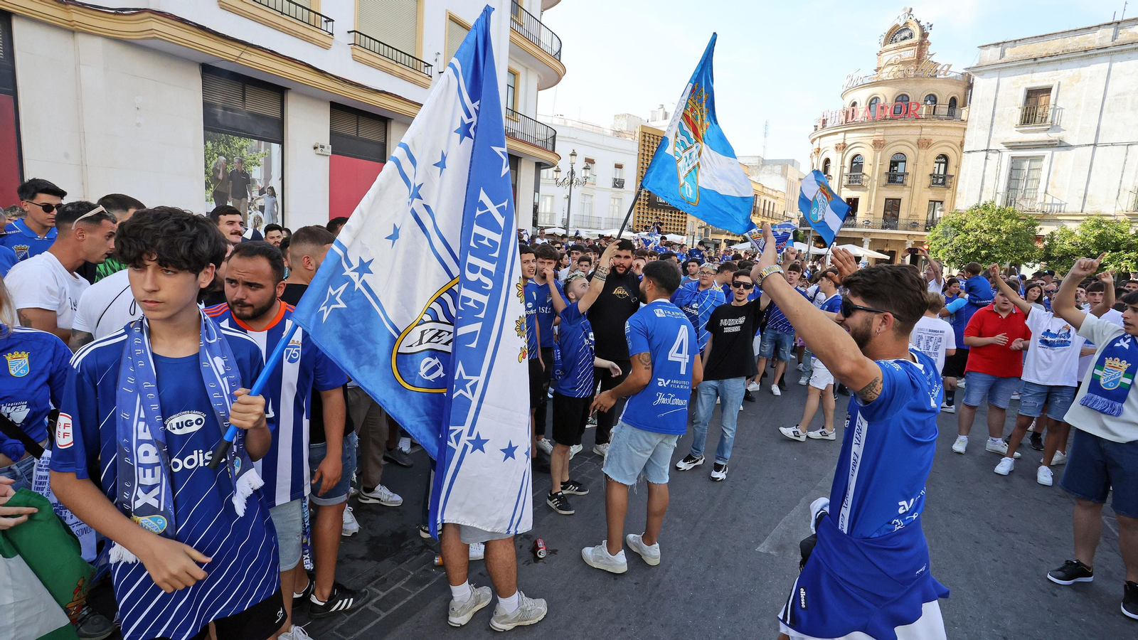 Baño de masas del Xerez CD en Jerez por su ascenso