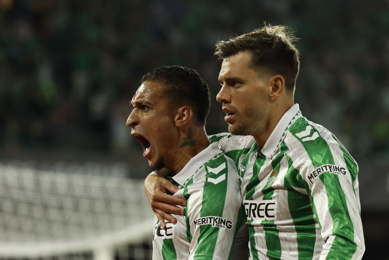 Lo Celso abraza a Antony tras marcarle a la Fiorentina en la ida de las semifinales de la Conference League de la temporada pasada en el Benito Villamarín.