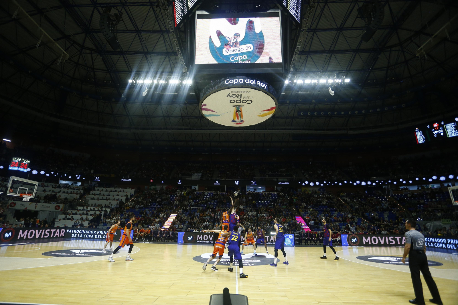 Imagen del salto inicial en el Barcelona-Valencia Básket.