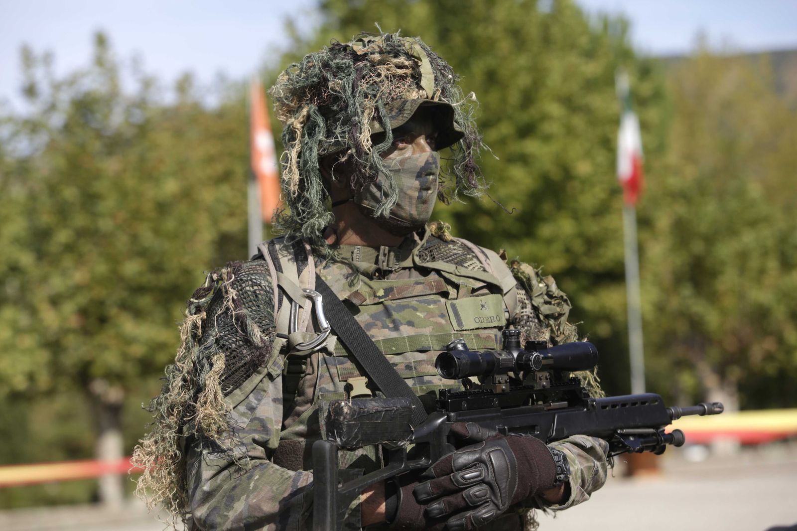 Fotos de la visita de Juanma Moreno a la Legión en Ronda