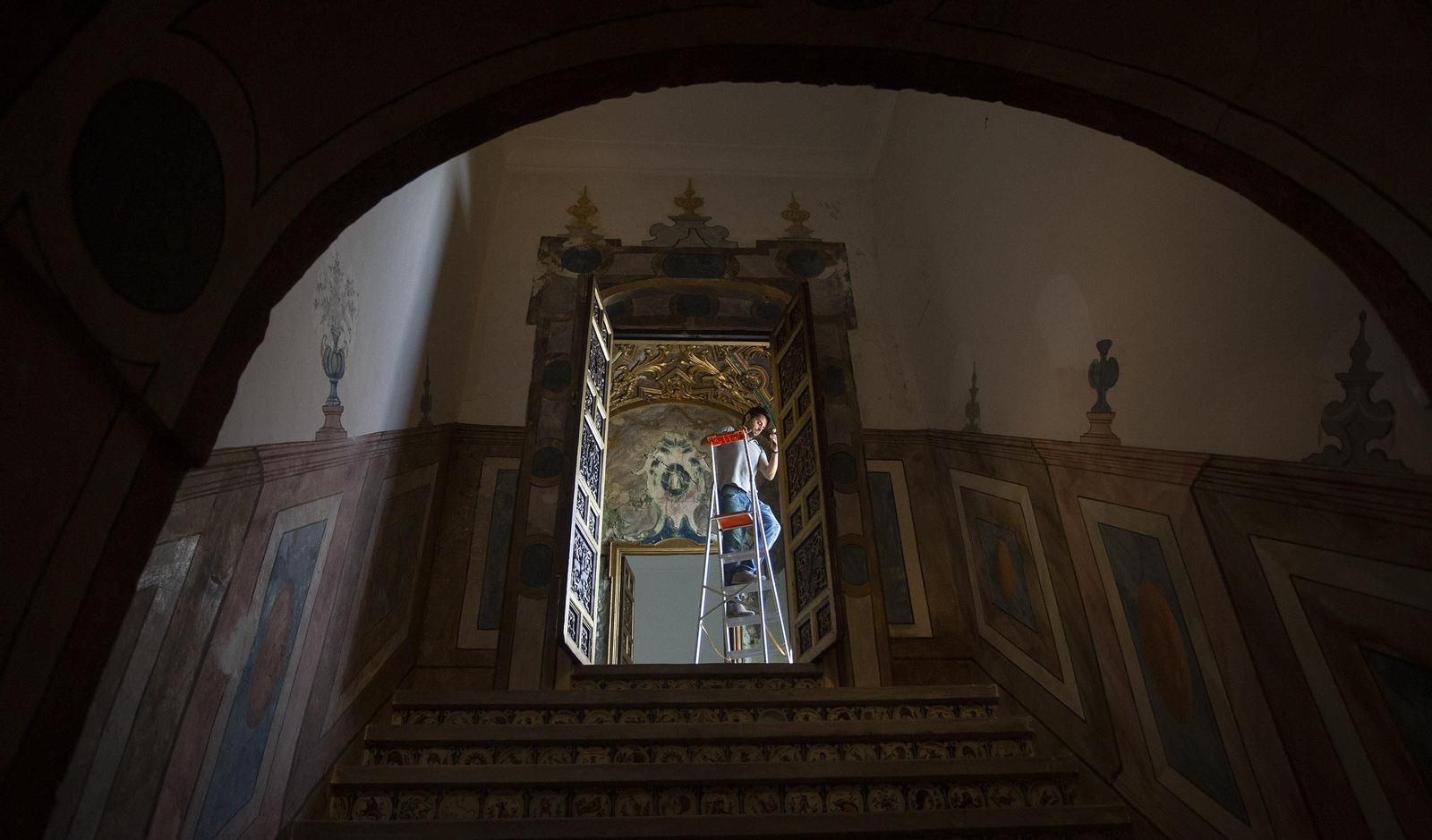 Acceso al camarín de la Virgen de la Soledad donde se desarrollan los trabajos de restauración.