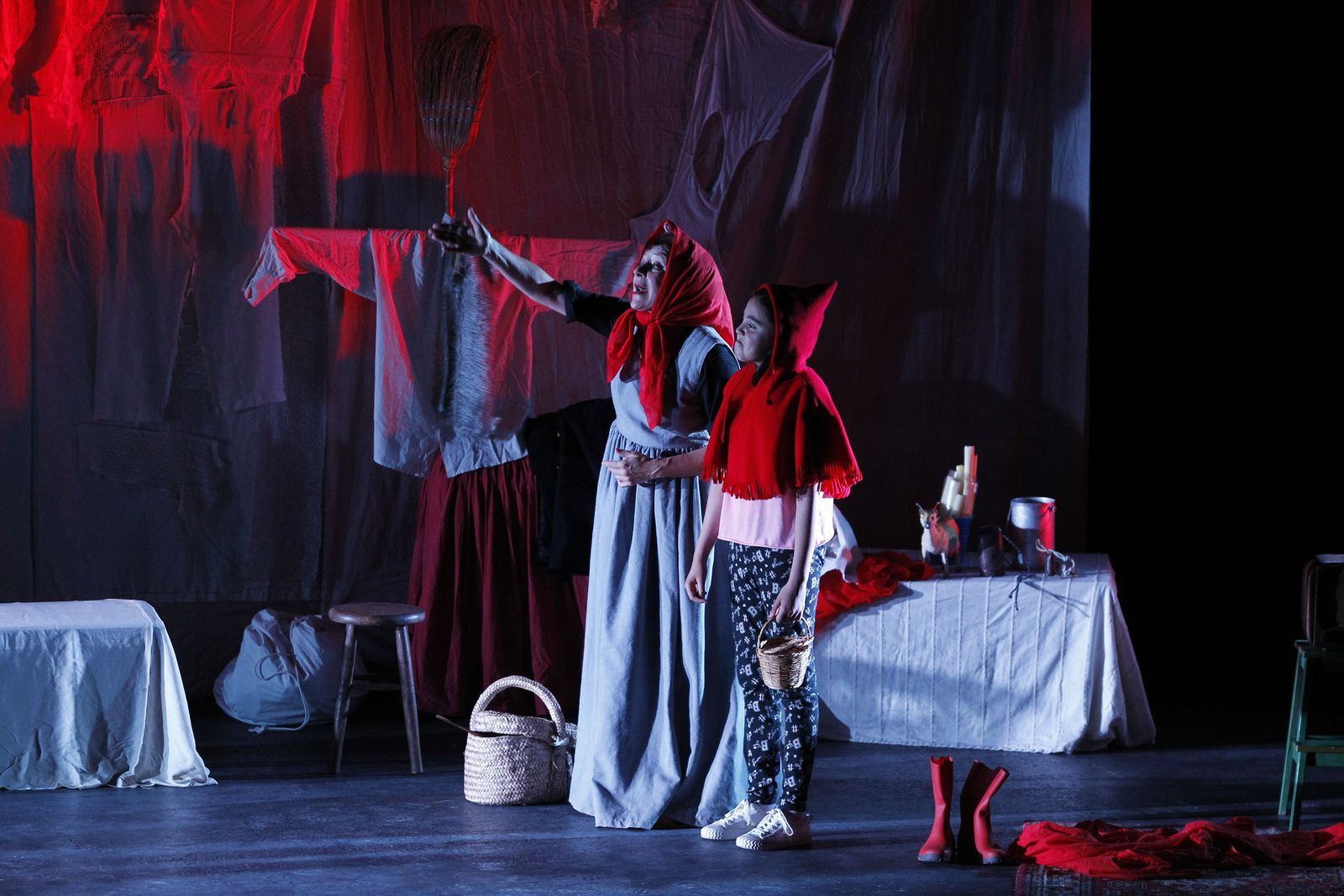 Fotogalería Festival Teatro El Ejido. Obra "El Desván de los Hermanos Grim"