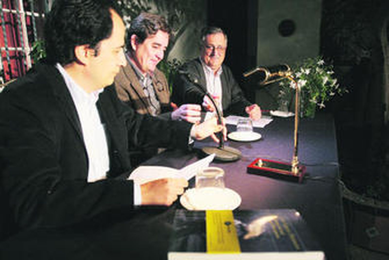 Luis García Montero, en el centro, ayer en la presentación organizada por la librería La luna nueva.