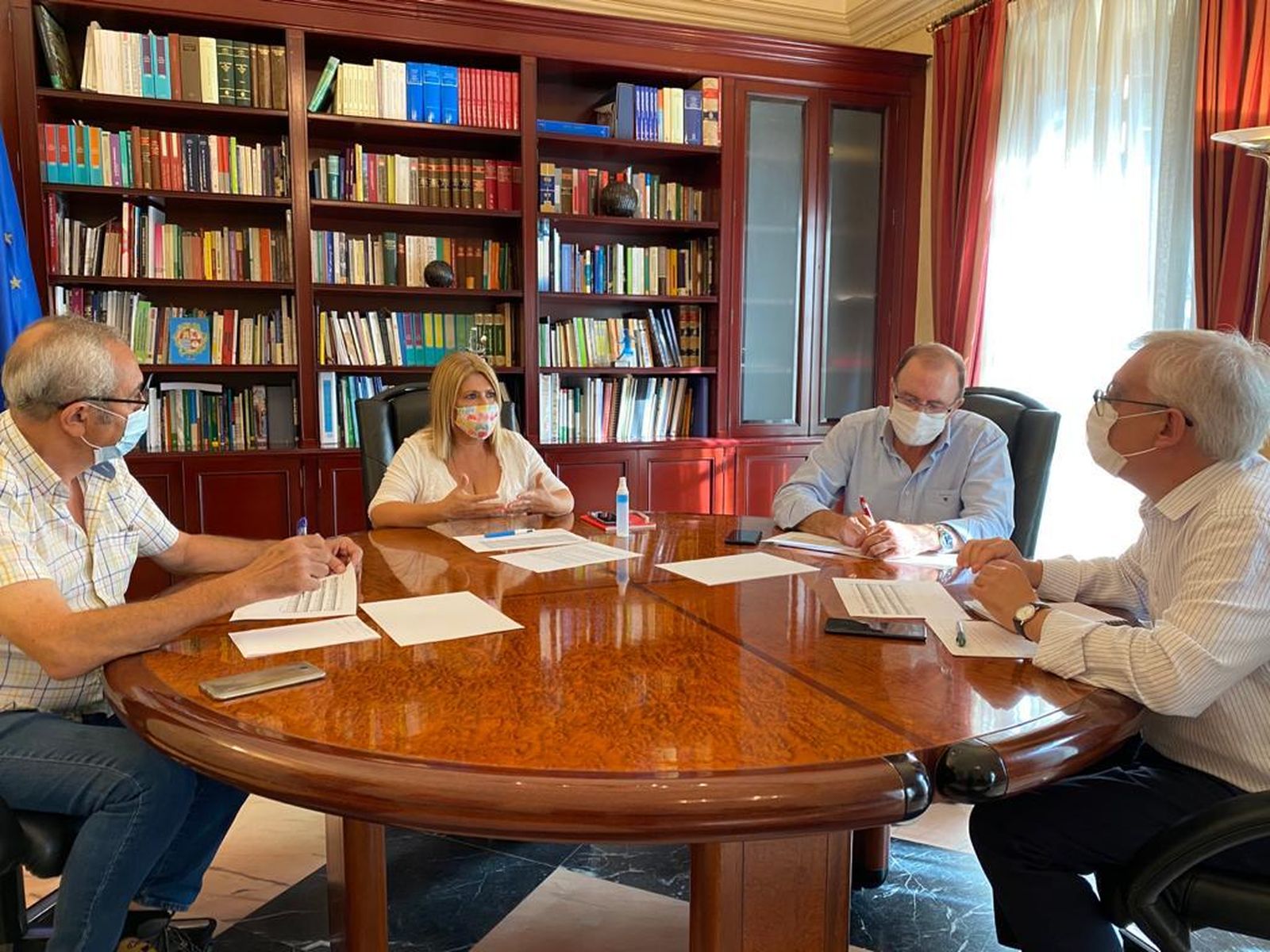 Un instante de la reunión con el director de la Cámara de Comercio y Pedro Alemán, de UGT.