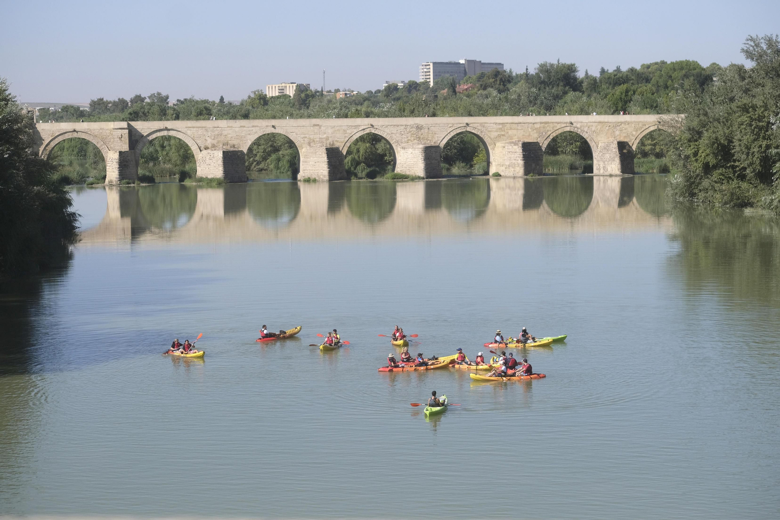 La ruta en kayak por el Guadalquivir de Córdoba se echa al agua, en imágenes