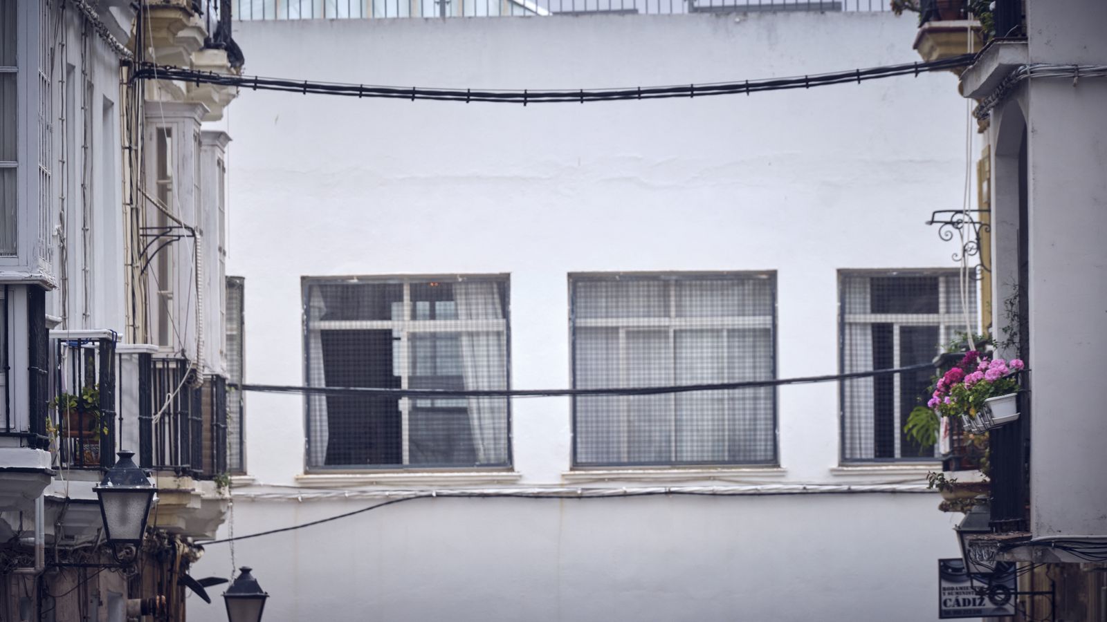 Cables cubriendo una fachada de Cádiz.