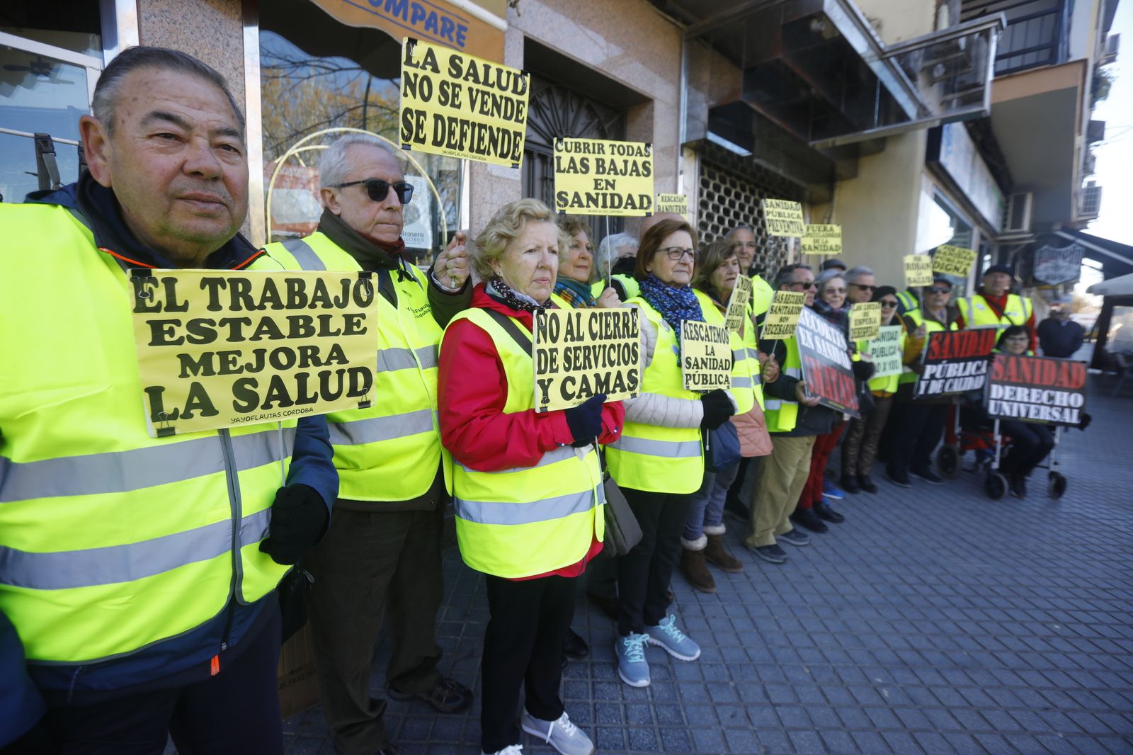 La nueva protesta del colectivo Yayoflautas de Córdoba, en imágenes