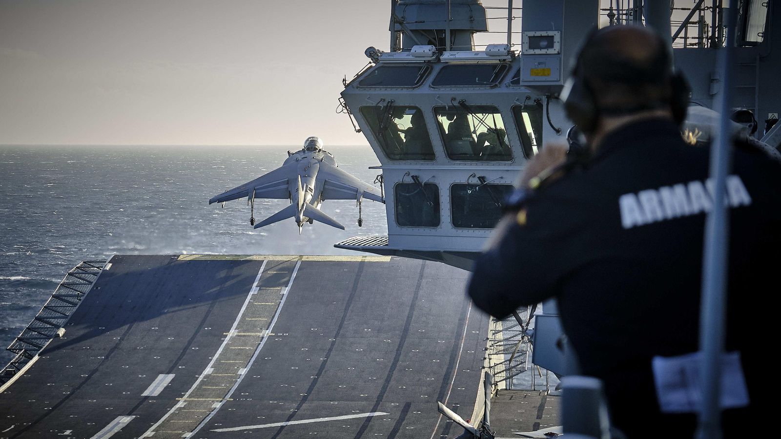 'Harrier' despegando desde el 'Juan Carlos I'.
