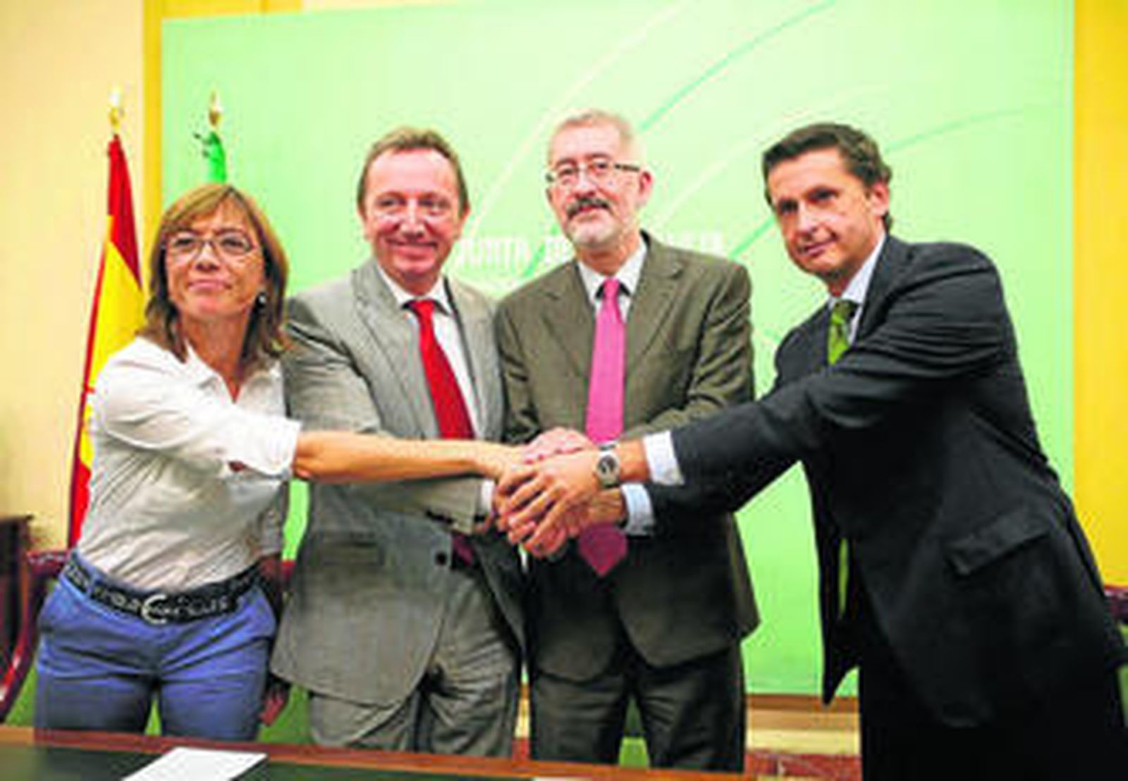 María Gámez, Manuel Recio, Antonio Ávila y Miguel Milano, ayer, tras firmar el convenio de colaboración.