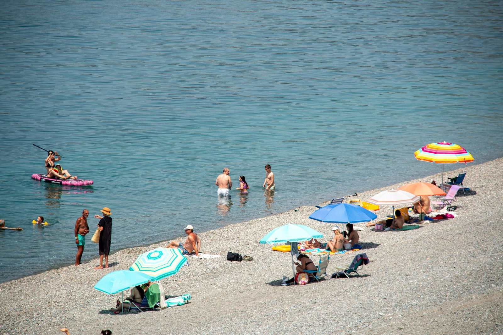 Las playas de Almuñécar se convierten en refugio del calor a dos semanas del verano