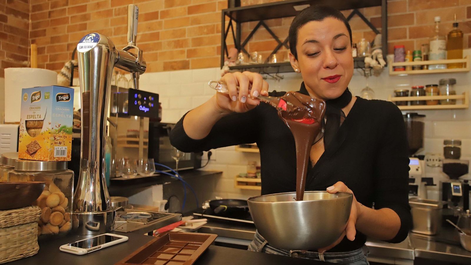 Mariana Cardoso mira a Brasil y elabora un bombón relleno de paçoca, un dulce tradicional elaborado a base de cacahuete y azúcar, sin aditivos.