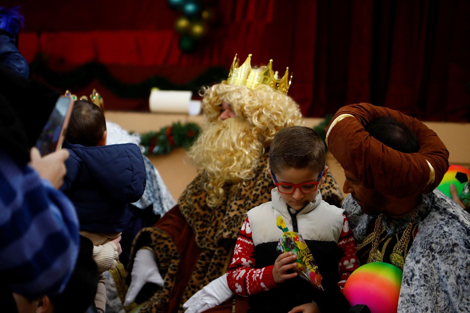 Los niños de Córdoba disfrutan de sus regalos de Reyes, en imágenes