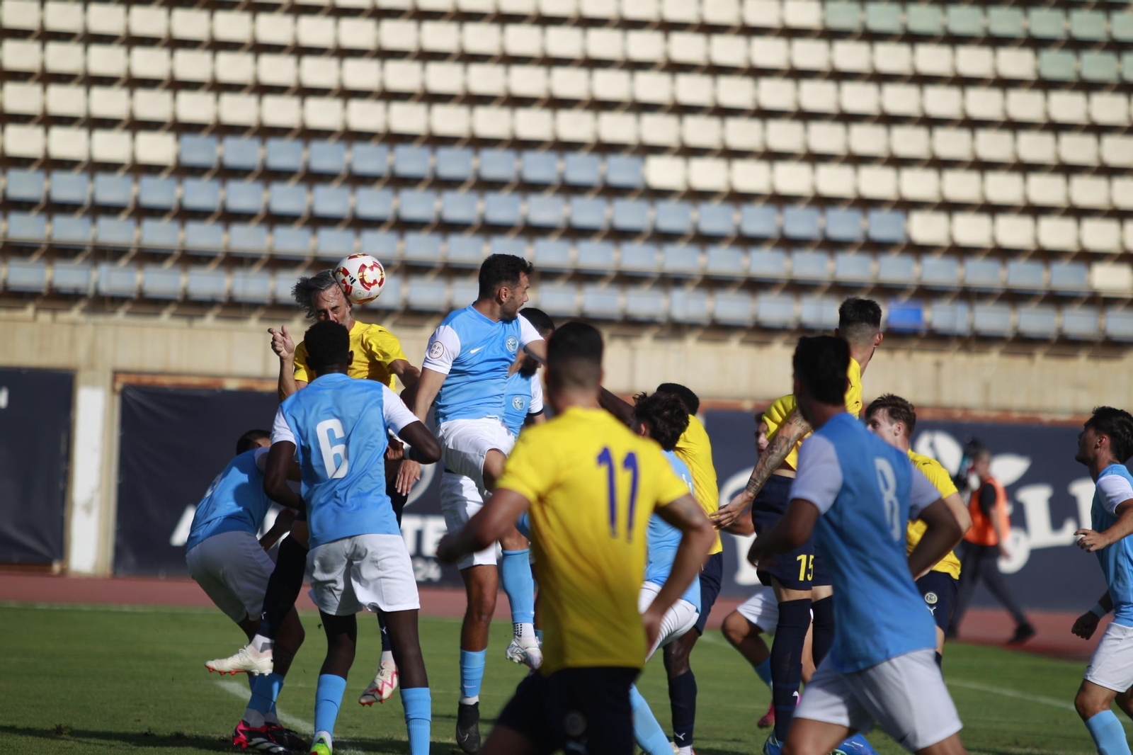 Varios jugadores celestes intentan rematar un saque de esquina durante un encuentro de esta temporada.