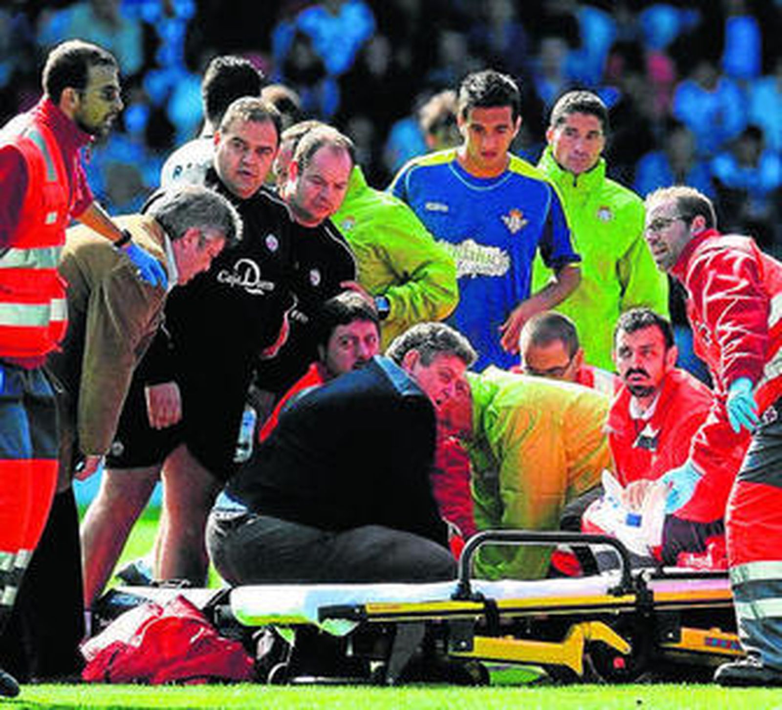 Miguel García es retirado en camilla.
