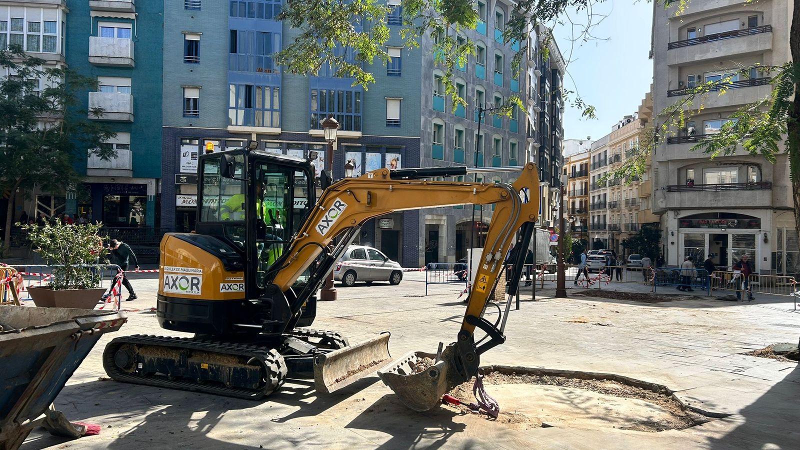 Un operario culminaba las labores de derribo del kisco La Palmera.