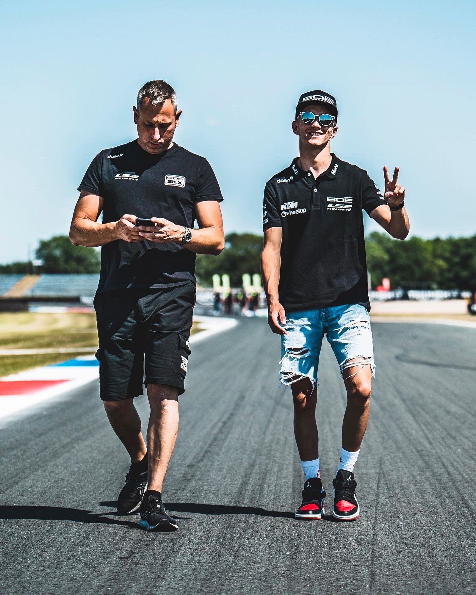 El piloto brenero David Muñoz hace el signo de la victoria mientras reconoce el circuito de Assen.