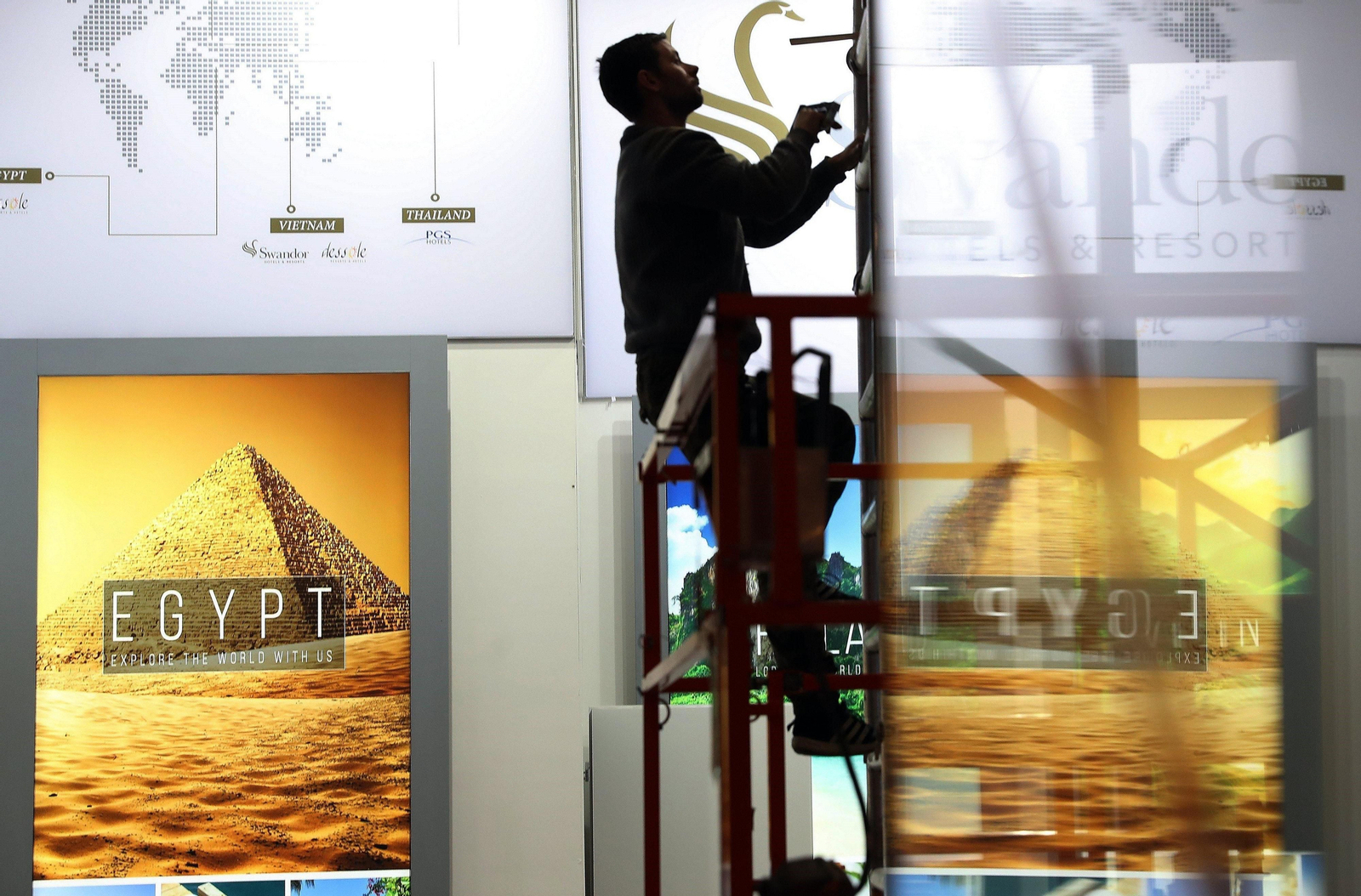 Un operario trabaja en la víspera de la inauguración de la Feria Internacional del Turismo de Berlín.