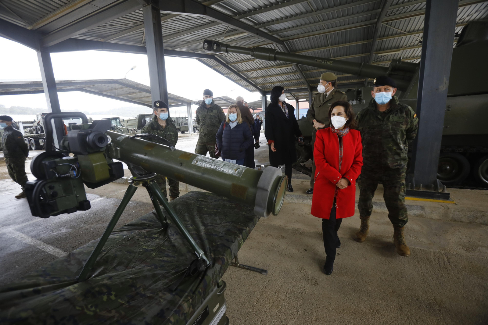 La visita de Margarita Robles a la base militar de Cerro Muriano, en imágenes