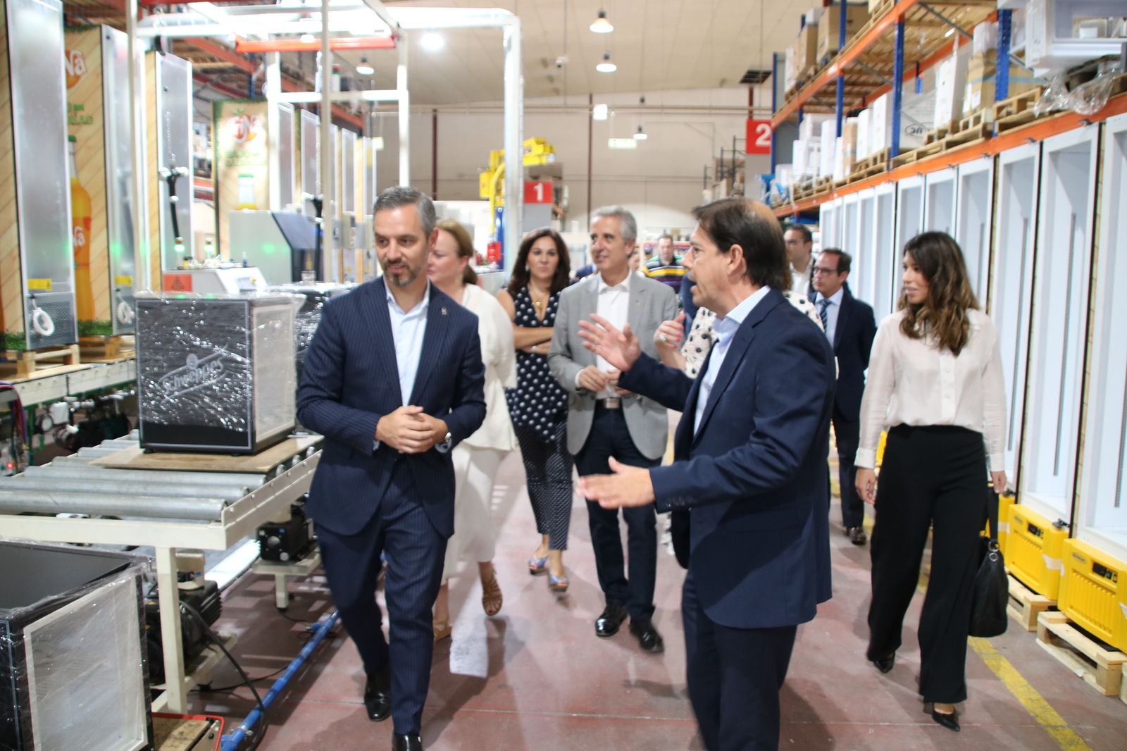 El consejero de Hacienda, Juan Bravo, durante su visita a una de las empresas de AFAR.