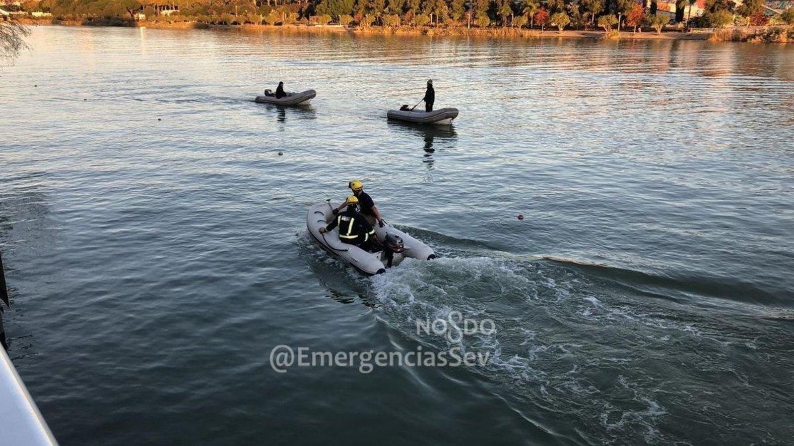 Los Bomberos  rastreando el río.