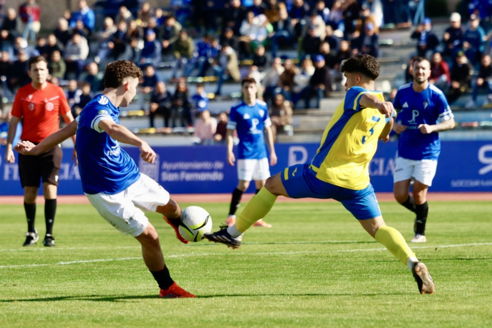 Balón dividido en el Iberoamericano de Bahía Sur.