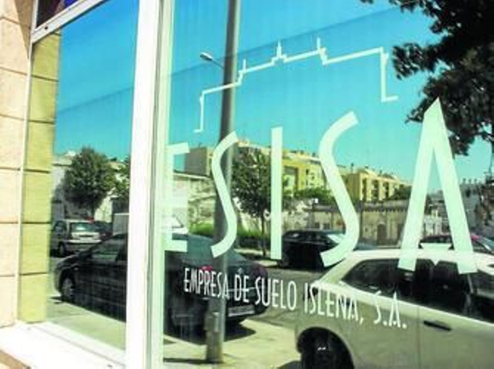 Fachada principal de la sede de la empresa pública de suelo.