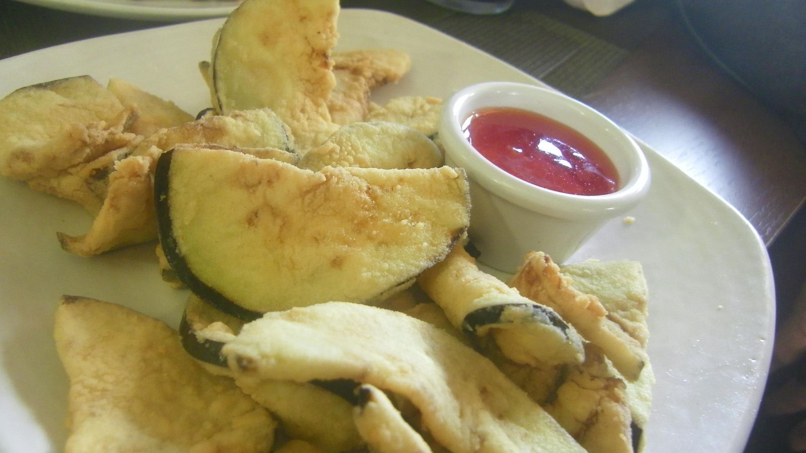Berenjenas fritas, una de las tapas estrellas de Los Cuevas. Berenjenas fritas, una de las tapas estrellas de Los Cuevas.