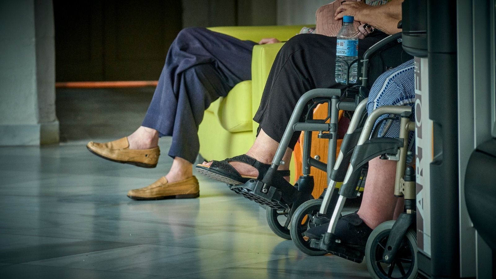 Varias personas esperan para ser atendidas.