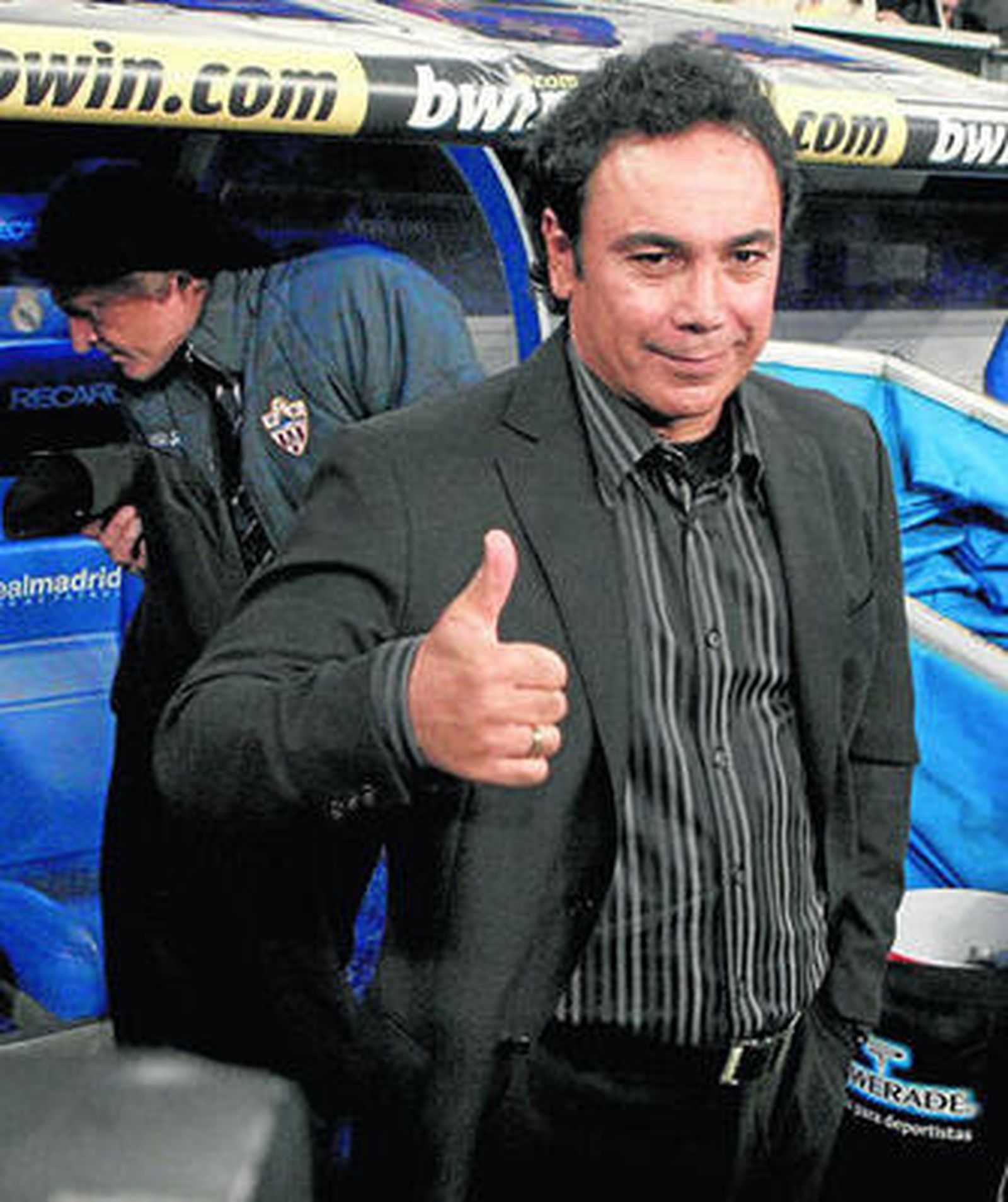 Hugo, con el pulgar alzado, estuvo más activo de lo habitual en la banda dirigiendo a los suyos.