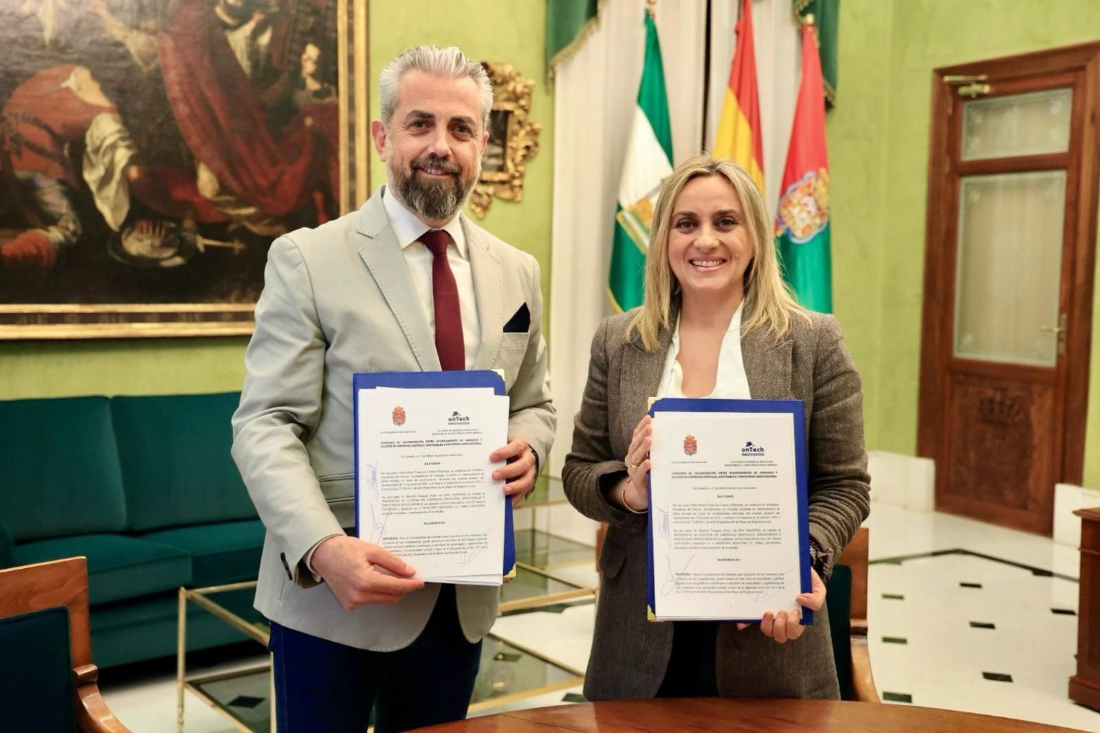 Firma del convenio entre la alcaldesa de Granada y el presidente de OnTech Innovation.