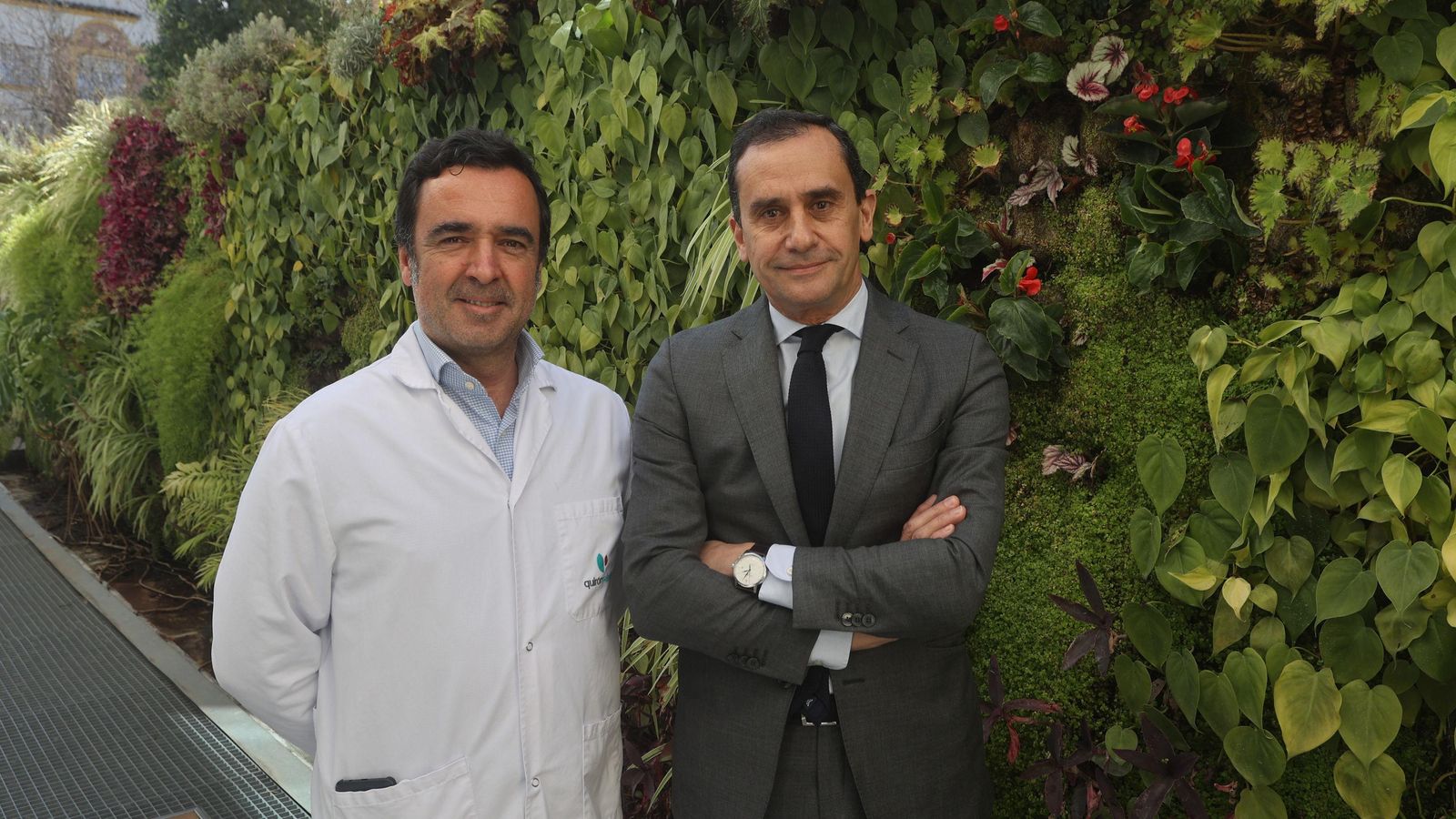 El cirujano Salvador Morales Conde, en las instalaciones exteriores del Hospital Quirónsalud Sagrado Corazón.