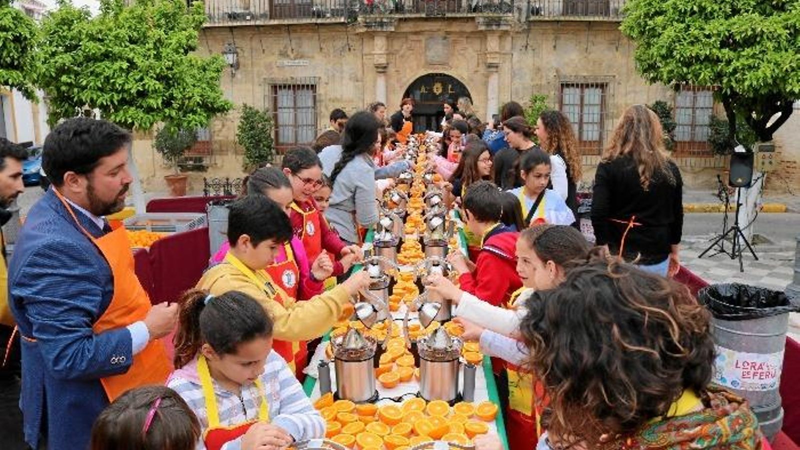 Escolares en la plaza de Lora del Río.