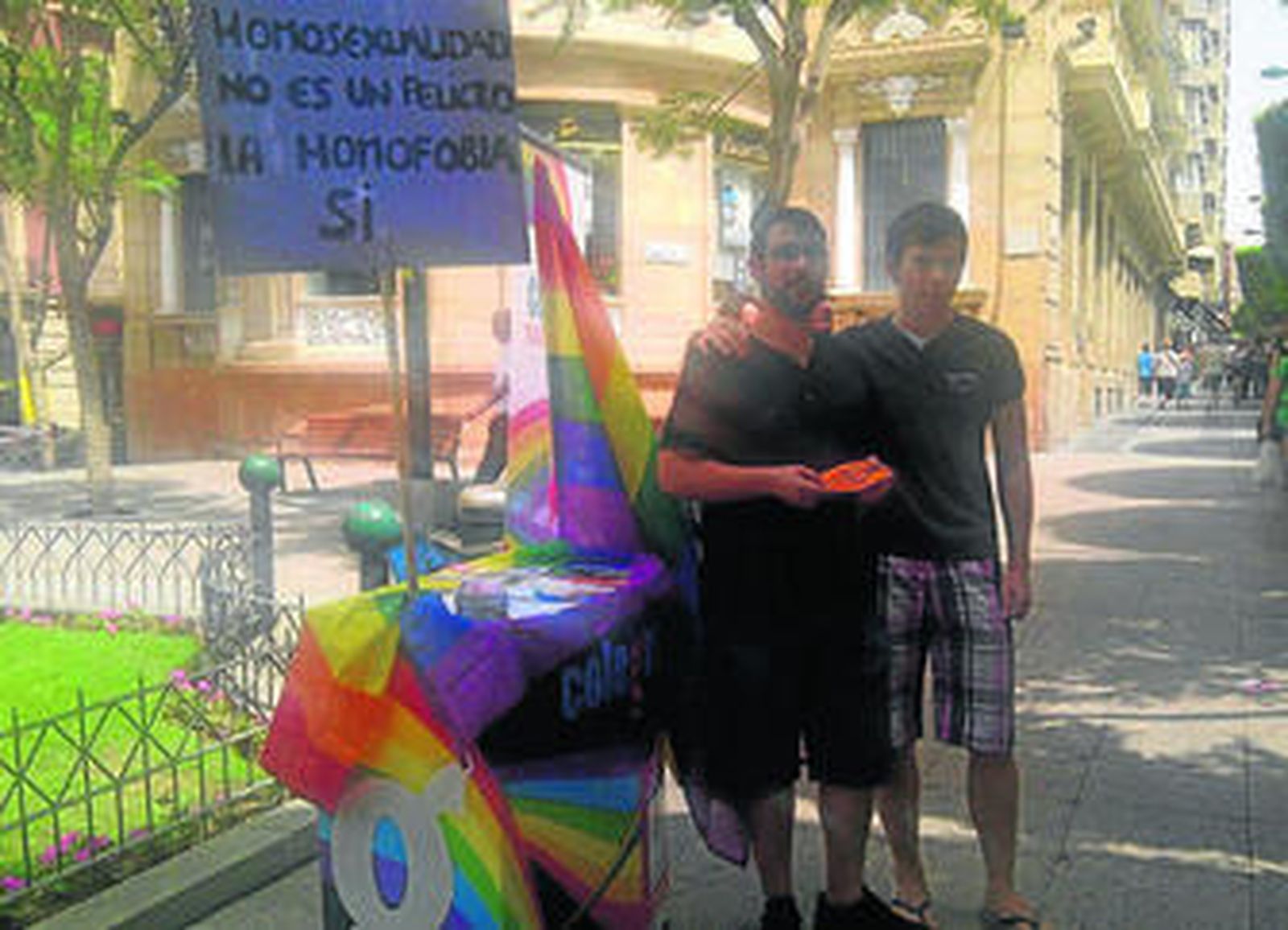 El presidente de Colega Almería, Antonio Ferre, junto a uno de los miembros de la ONG.