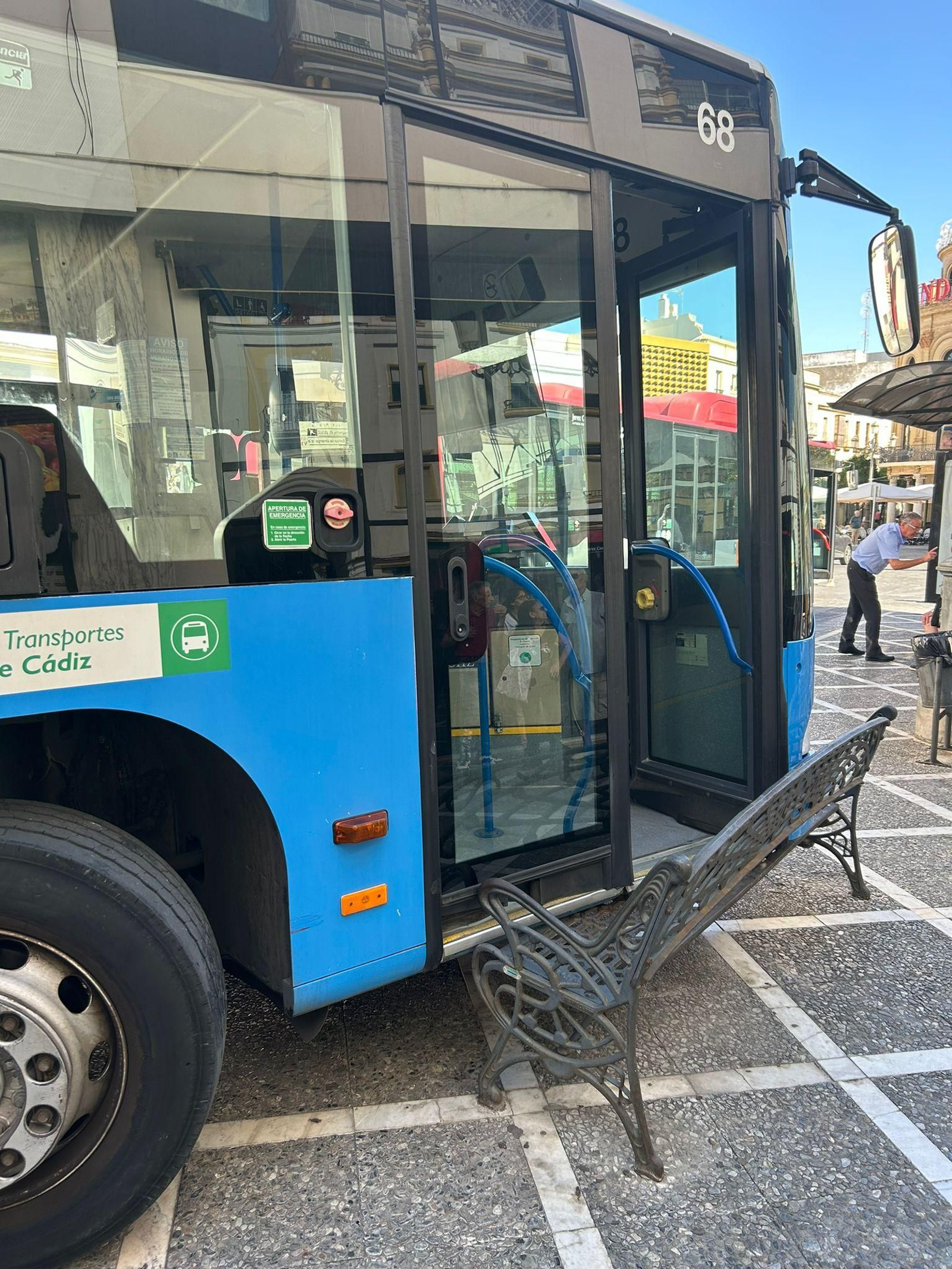 Así ha quedado el autobús urbano de Jerez tras el choque con un banco