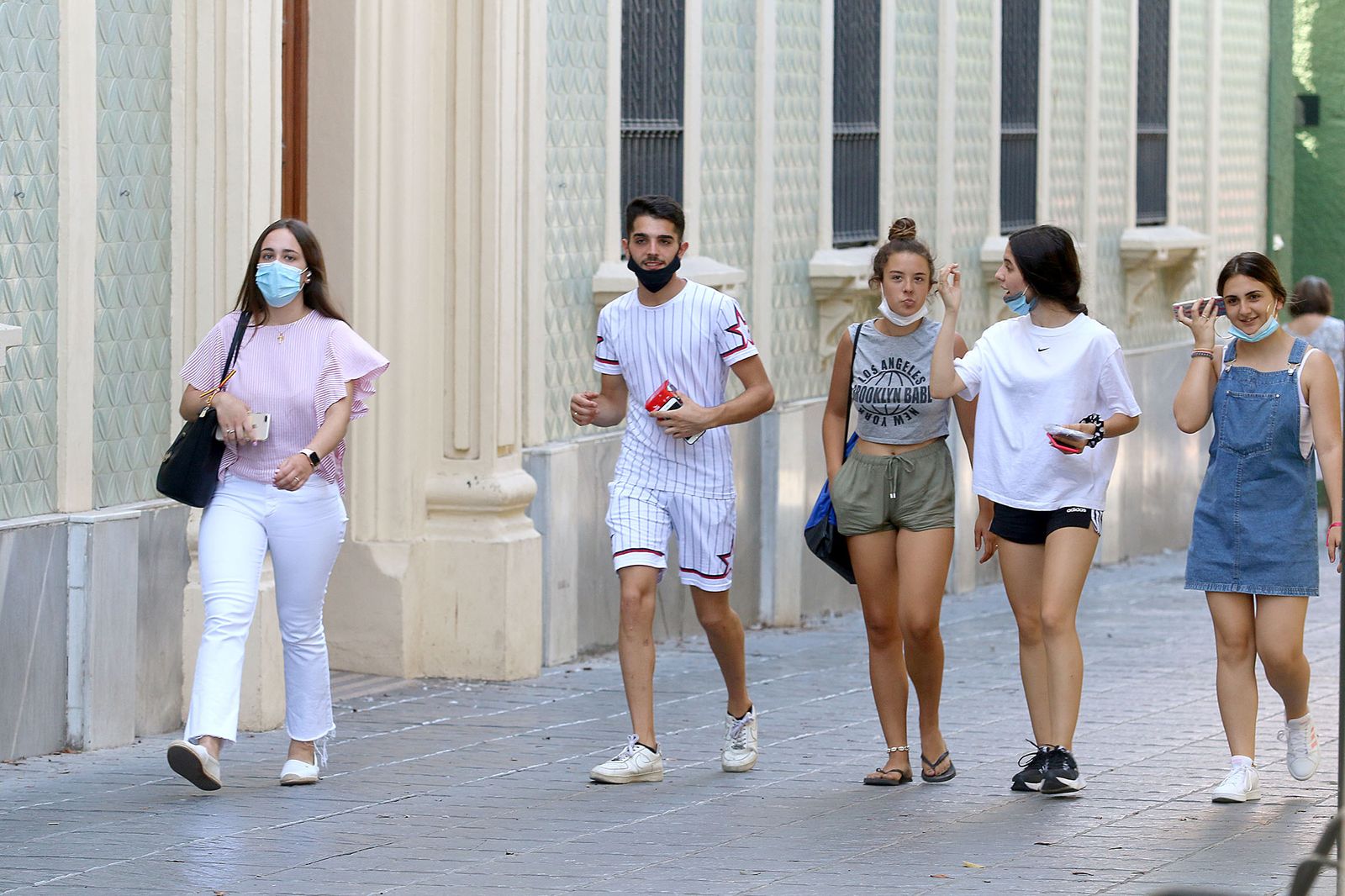Jóvenes pasean por las calles de Almería capital.