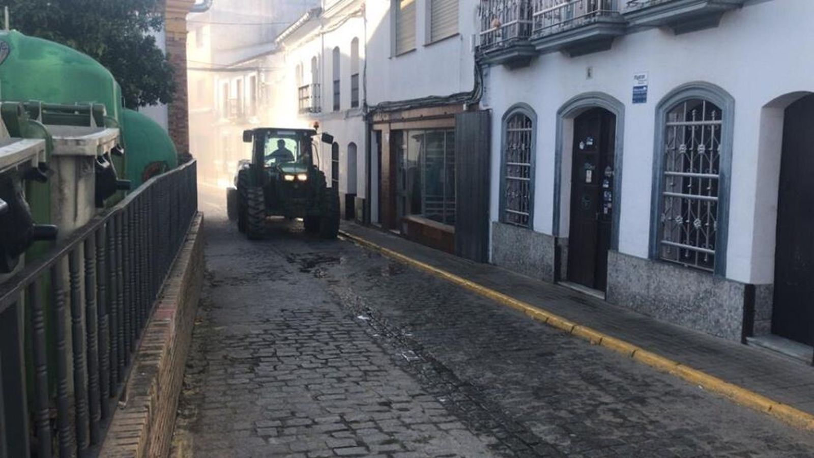Tractores desinfectan El Cerro de Andévalo.